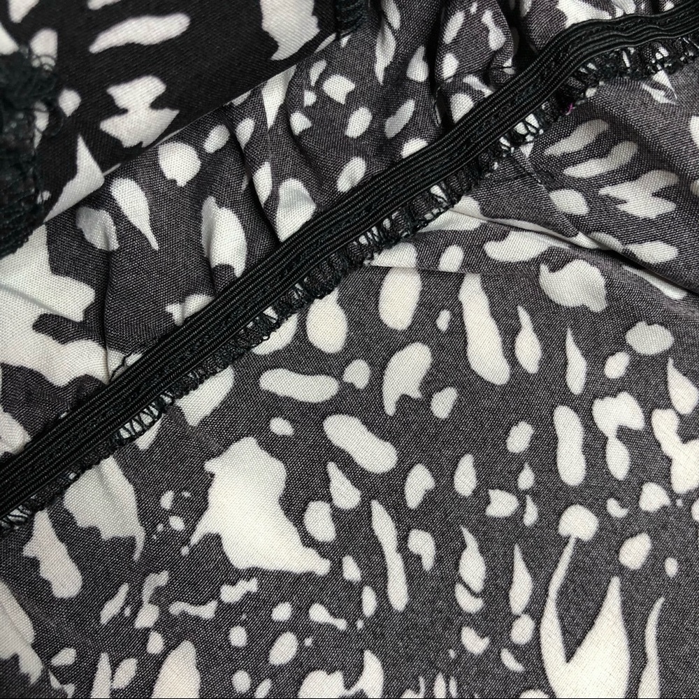 NWOT Black & White Print Long Sleeve Corset Peplum Top. Size Small - Picture 6 of 8